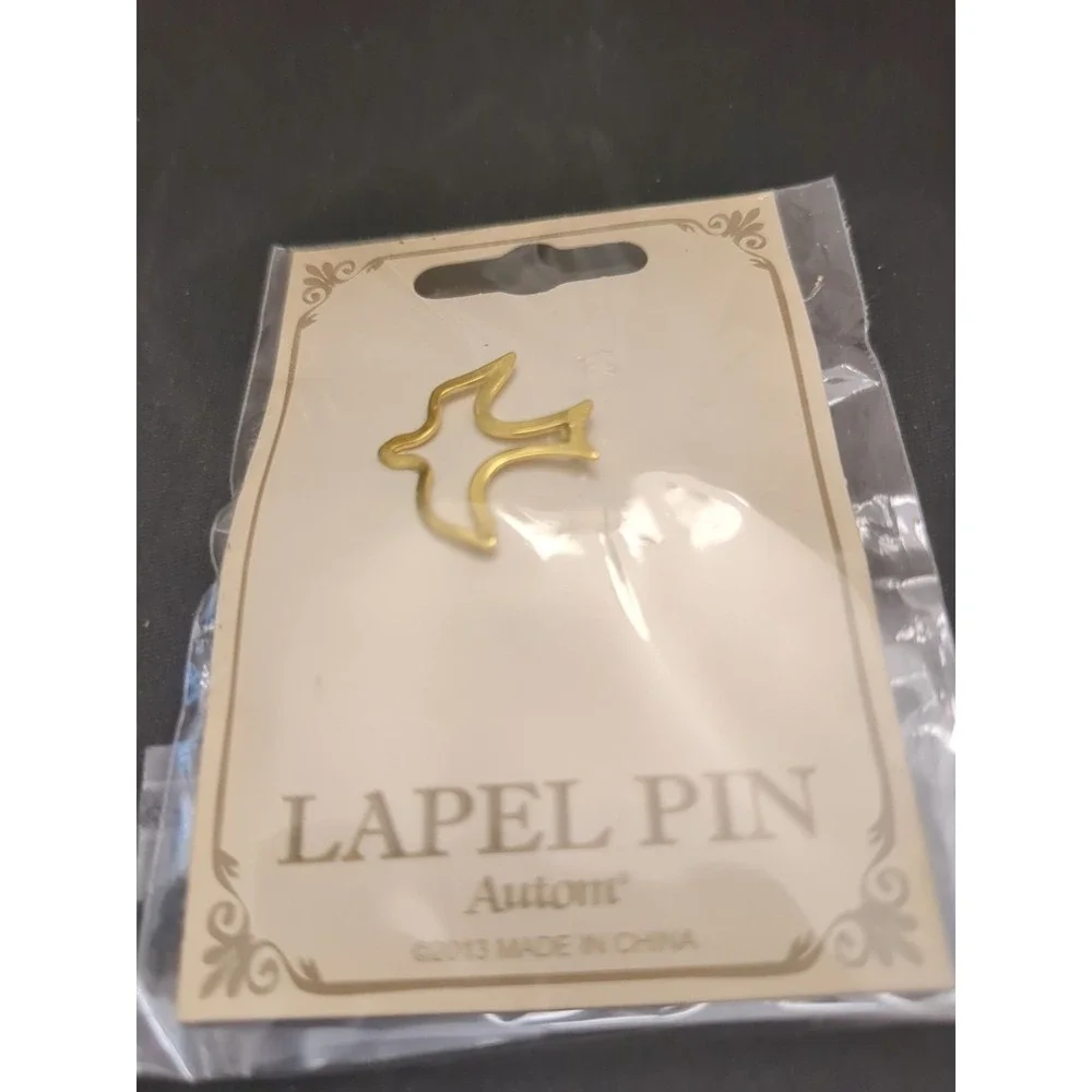 Brand New Dove Cut Out (Autom*) Lapel Pin‎ Golden